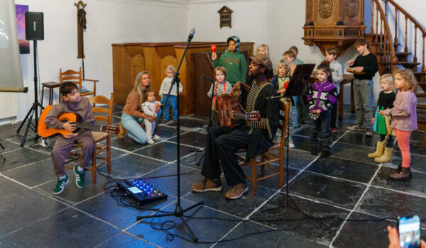 Neco Novellas maakt muziek met kinderen