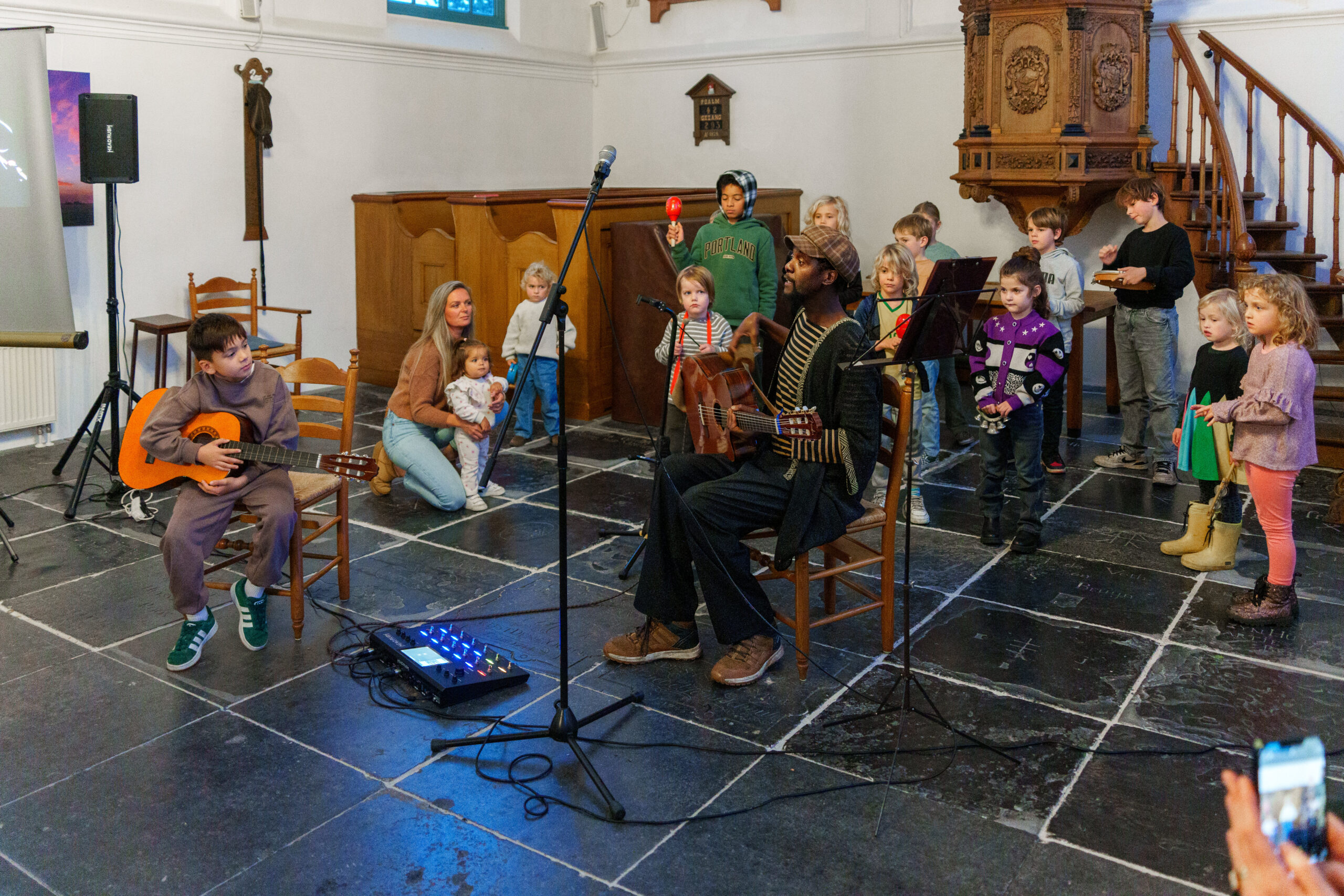 Neco Novellas maakt muziek met kinderen